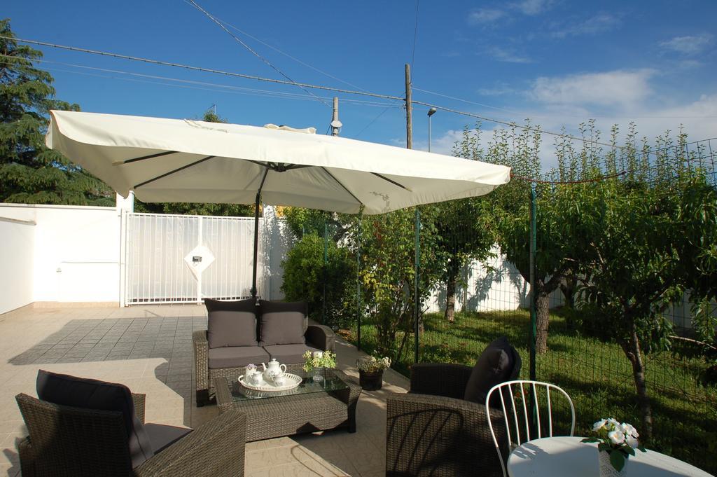 Giardino Dei Frutti Bed and Breakfast Bari Exteriör bild